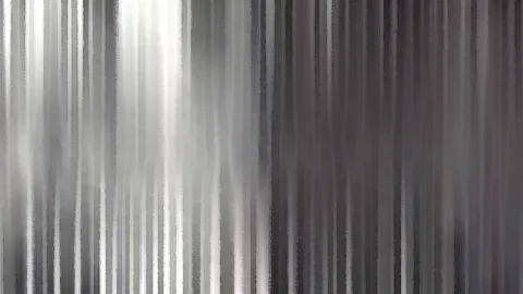 Abstraktes Bild aus vertikalen, verwischten Streifen in Grau und Weiß, links oben am hellsten, rechts dunkler.