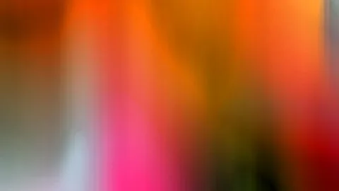 Abstrakte, vertikal verwischte Farbflächen in Orange, Pink, Rot und Grün