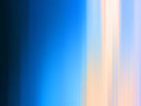 Vertikal verwischte Streifen von Dunkelblau über Hellblau zu Pfirsich und Lavendel.