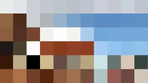 Pixeliges Mosaik aus Farbblöcken: oben helle Grautöne, darunter ein blauer Verlauf, in der Mitte weiße und rötlich braune Felder, unten dunklere Brauntöne und Grüngrau.