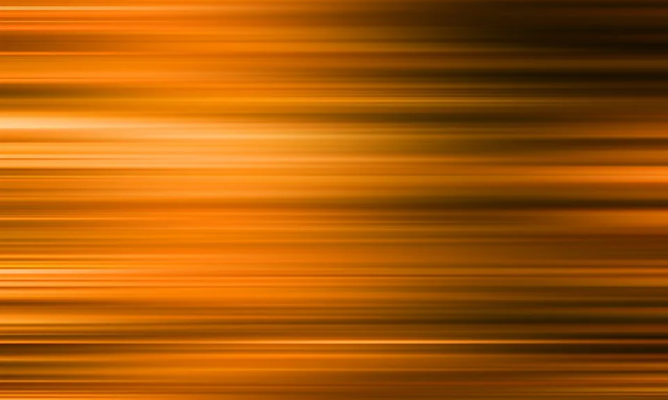 Abstrakte Komposition aus horizontalen, unscharfen Streifen in Orange, Gelb und Dunkelbraun, die von hellen Bereichen in der Bildmitte nach außen abklingen.