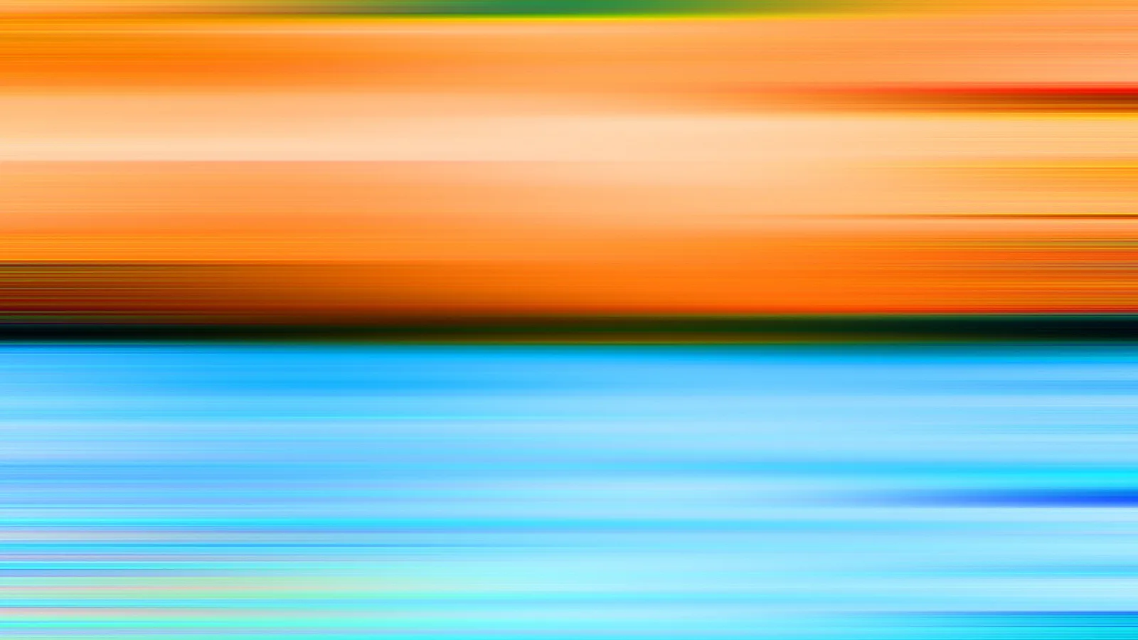 Abstrakte Bewegungsunschärfe mit horizontalen Streifen: oben warmes Orange und Gelb, unten helles Blau und Türkis, getrennt durch einen dunklen Übergang.