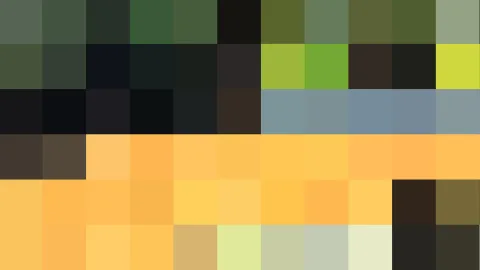 Pixelmosaik aus rechteckigen Farbfeldern in Zeilen: oben dunkles Grün, darunter Schwarz und Blaugrau, unten warme Gelb- und Orangetöne.