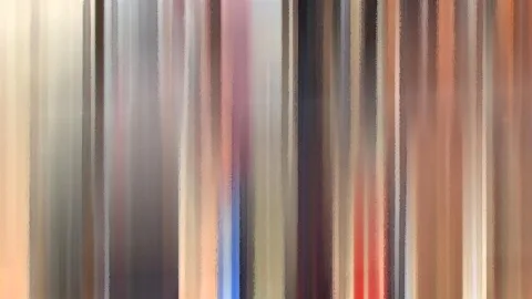Abstrakte Komposition aus senkrechten, verwischten Streifen in Beige, Braun, Grau, Rosa, Dunkelblau und vereinzeltem Rot.