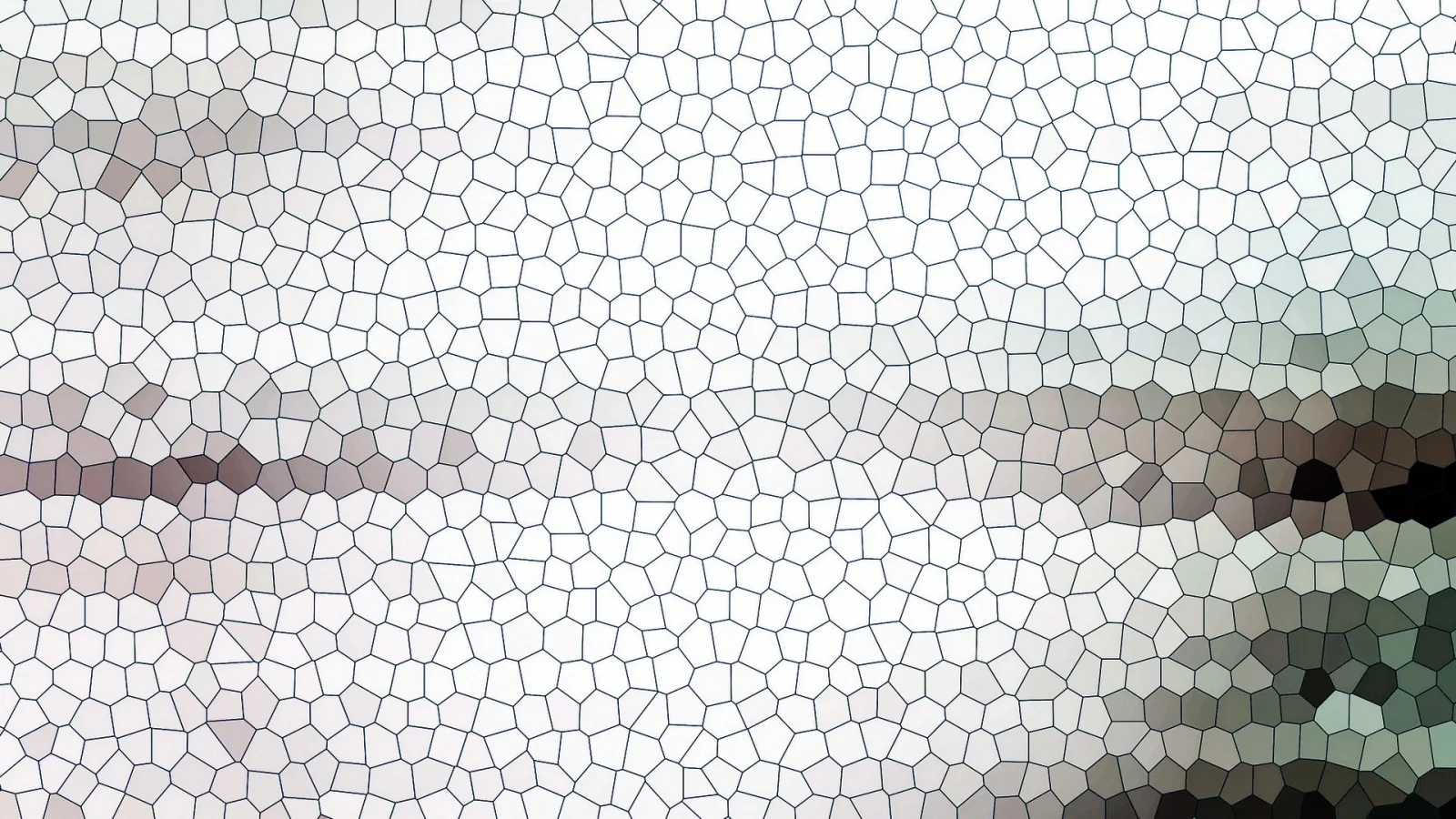Mosaik aus unregelmäßig geformten, hellen Glasscheiben mit dunklen Fugen, die von Weiß über Grau bis zu dunklem Grün und Braun übergehen.