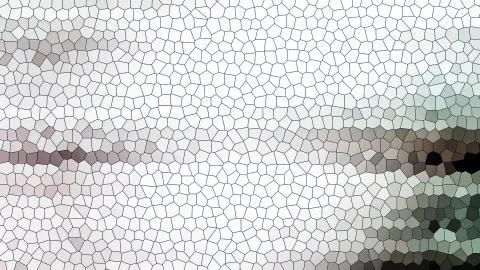 Mosaik aus unregelmäßig geformten, hellen Glasscheiben mit dunklen Fugen, die von Weiß über Grau bis zu dunklem Grün und Braun übergehen.