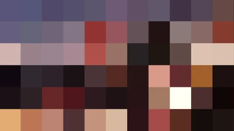 Raster aus quadratischen Pixelfeldern in gedeckten Violett-, Rosa-, Braun- und Dunkeltönen, oben kühl, unten wärmer, mit einzelnen hellen Akzenten.