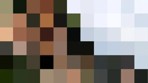 Mosaik aus quadratischen Farbfeldern in Braun, Olivgrün, Schwarz und hellem Blaugrau.