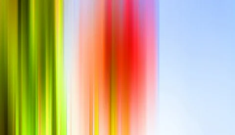Verwischte vertikale Streifen in Grün, Gelb, Orange, Rot und Rosa, die von links nach rechts in einen hellblauen Verlauf übergehen.