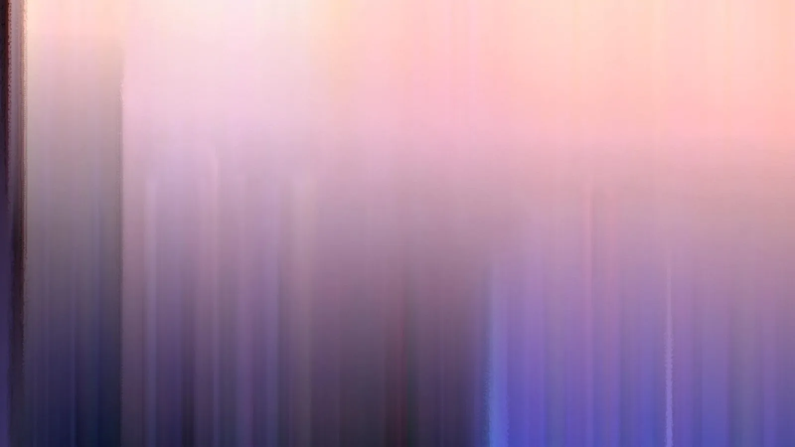 Vertikal verwischte Farbflächen, oben rosa und hell, unten violett und blau, links ein dunkler Streifen.