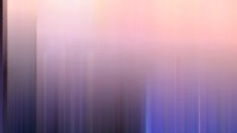 Vertikal verwischte Farbflächen, oben rosa und hell, unten violett und blau, links ein dunkler Streifen.