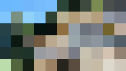 Mosaik aus quadratischen Farbblöcken in Blau, Grün, Beige und Grau, oben ein helles Himmelblau.