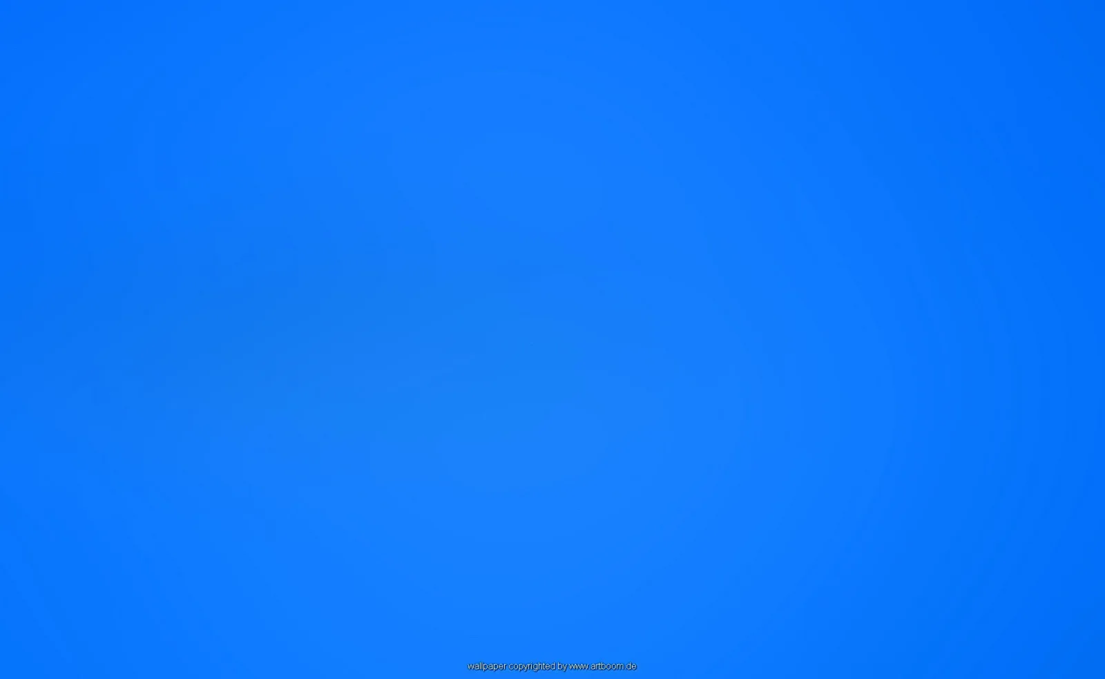 Gleichmäßiger blauer Farbverlauf, in der Mitte etwas heller und an den Rändern dunkler, mit leicht verwischten Schlieren.