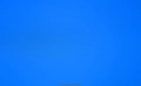 Gleichmäßiger blauer Farbverlauf, in der Mitte etwas heller und an den Rändern dunkler, mit leicht verwischten Schlieren.