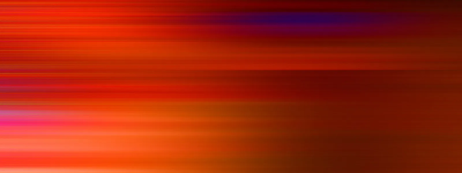 Abstrakte Komposition aus waagerechten, verwischten Streifen in Rot, Orange und Dunkelbraun, am linken Rand mit violetten und pinken Akzenten.