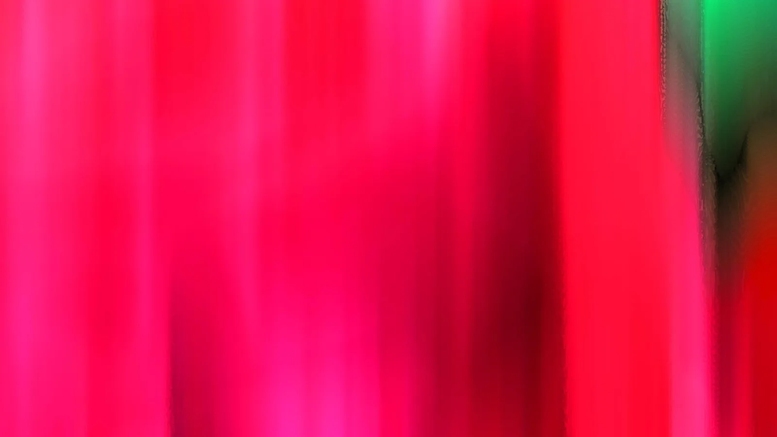 Abstrakte, senkrechte Schlieren in Rot und Pink, rechts oben ein grüner Streifen mit dunklen Übergängen.