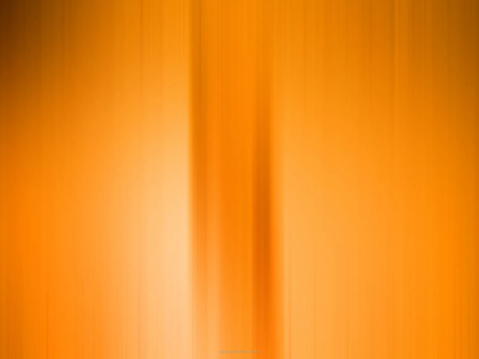 Vertikal verwischte orangefarbene Streifen mit hellerem Lichtbereich links und einem dunkleren Streifen in der Bildmitte.