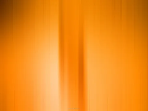 Vertikal verwischte orangefarbene Streifen mit hellerem Lichtbereich links und einem dunkleren Streifen in der Bildmitte.