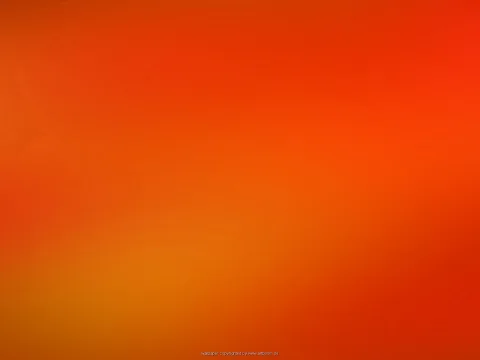 Unscharfer Farbverlauf in Orange und Rot mit gelblichen Akzenten im unteren linken Bereich, am unteren Rand eine kleine Copyright-Zeile.