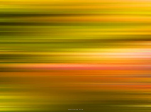 Abstrakte horizontale Schlieren in Gelb, Grün, Orange und Rosa, die durch Bewegungsunschärfe entstehen.