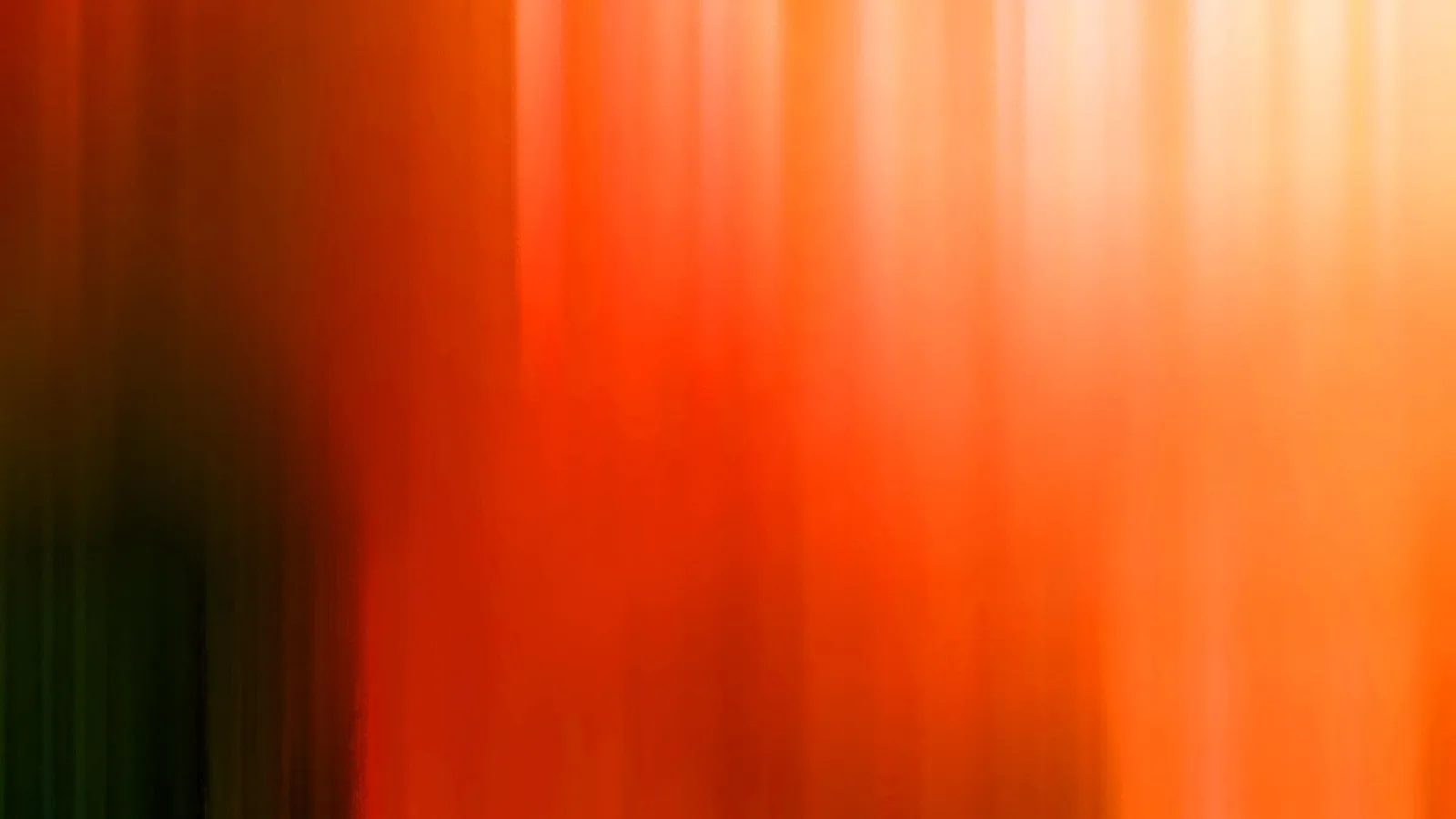 Verwischte senkrechte Streifen in Orange, Rot und Dunkelgrün, nach oben rechts heller werdend bis fast cremeweiß.