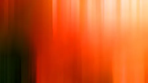 Verwischte senkrechte Streifen in Orange, Rot und Dunkelgrün, nach oben rechts heller werdend bis fast cremeweiß.
