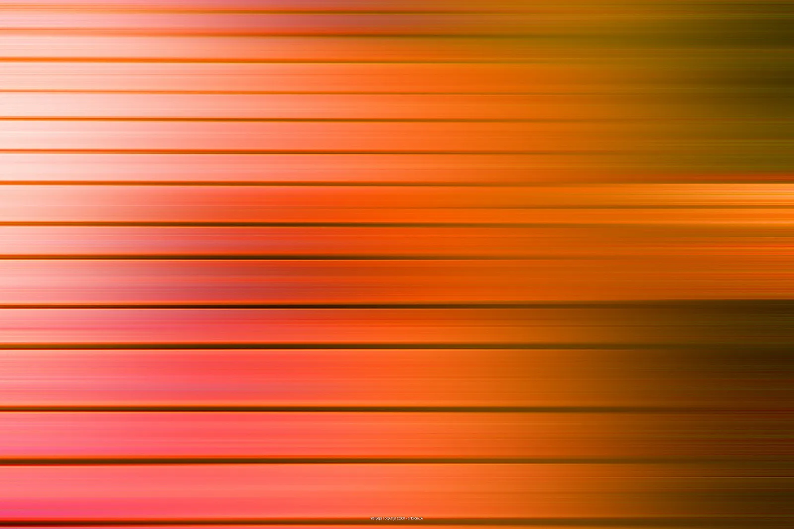Abstrakte horizontale Streifen in Orange, Rot und Rosa, die nach rechts dunkler werden und verschwommen wirken.