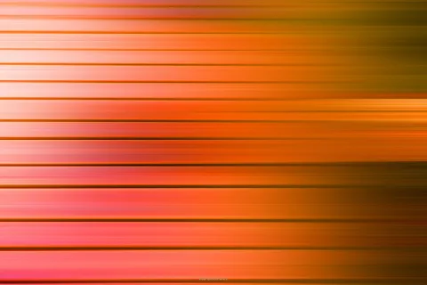 Abstrakte horizontale Streifen in Orange, Rot und Rosa, die nach rechts dunkler werden und verschwommen wirken.
