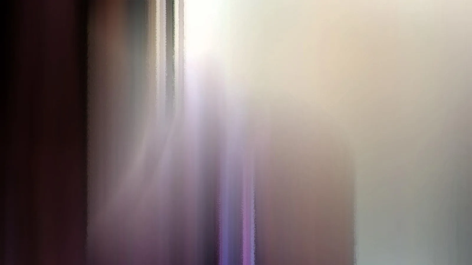Abstrakte, vertikal verwischte Streifen in Violett, Braun und Beige, oben in der Mitte ein heller Lichtfleck.