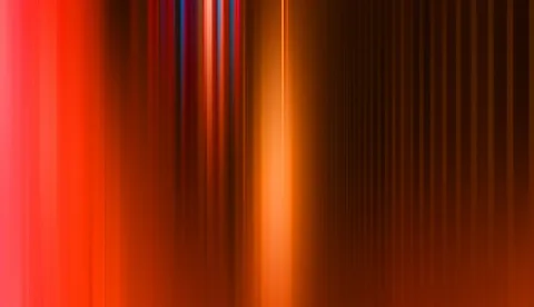 Abstrakte Komposition aus vertikalen, unscharfen Lichtstreifen in Rot, Orange und Braun, links hell leuchtend, rechts in dunklen Tönen auslaufend, mit einem helleren orangefarbenen Band in der Bildmitte.