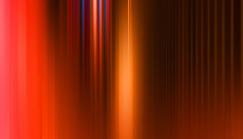 Abstrakte Komposition aus vertikalen, unscharfen Lichtstreifen in Rot, Orange und Braun, links hell leuchtend, rechts in dunklen Tönen auslaufend, mit einem helleren orangefarbenen Band in der Bildmitte.