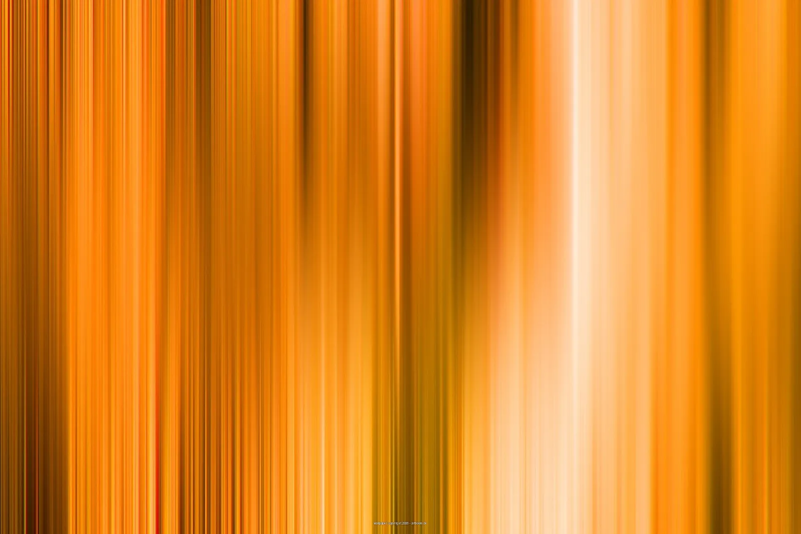 Abstrakte, vertikal verwischte Streifen in Orange, Gelb und Braun mit einem hellen Lichtstreifen rechts der Mitte.