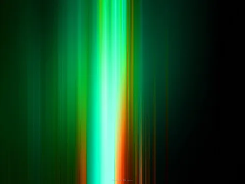 Abstraktes Bild aus senkrechten, verwischten Lichtstreifen in Grün und Türkis, im Zentrum ein helles Band mit orangefarbenem Rand, rechts dunkler Hintergrund.