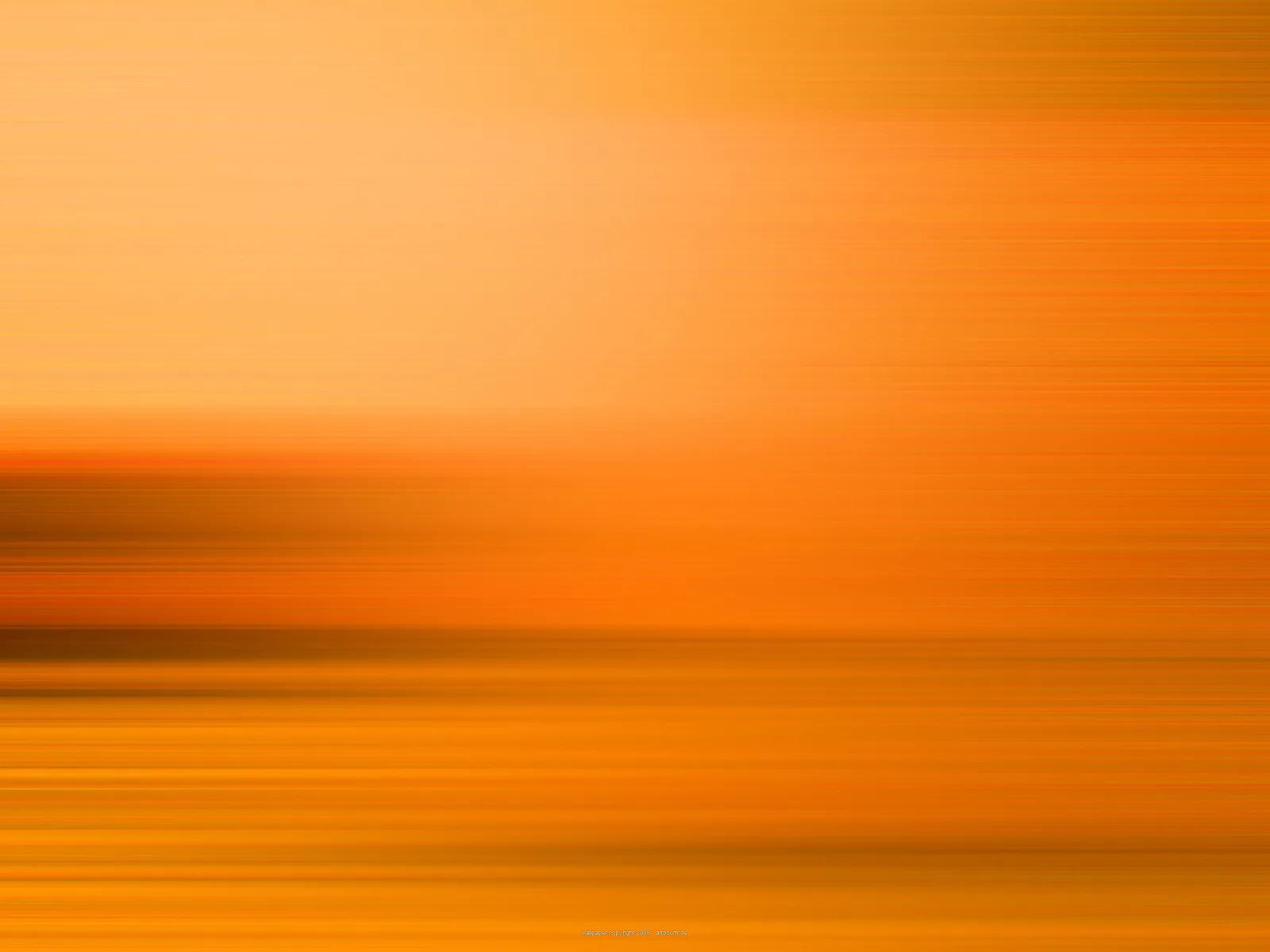 Abstrakte Komposition aus horizontalen, verwischten Streifen in Orange- und Brauntönen, oben hell und zum unteren Bildrand dunkler werdend.