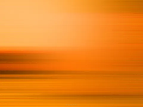 Abstrakte Komposition aus horizontalen, verwischten Streifen in Orange- und Brauntönen, oben hell und zum unteren Bildrand dunkler werdend.