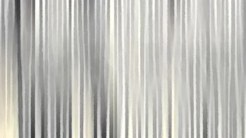 Abstrakte Komposition aus vertikalen grauen und weißen Streifen mit leicht verwischten, pinselartigen Rändern, am unteren linken Rand gelblicher Schimmer.