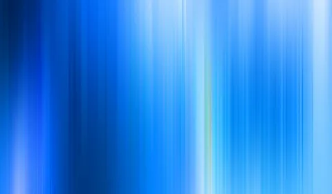 Abstrakte Fläche aus senkrechten, verwischten Streifen in Blau, dunkel links und hell zur Mitte und rechts hin, mit einem schmalen grünlichen Lichtstreifen nahe der Mitte.
