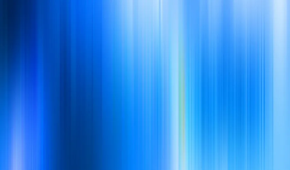 Abstrakte Fläche aus senkrechten, verwischten Streifen in Blau, dunkel links und hell zur Mitte und rechts hin, mit einem schmalen grünlichen Lichtstreifen nahe der Mitte.
