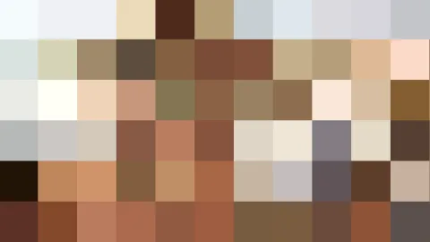 Rechteckiges Raster aus farbigen Pixelblöcken in Beige, Braun, Grau und Weiß, ohne klar erkennbares Motiv.