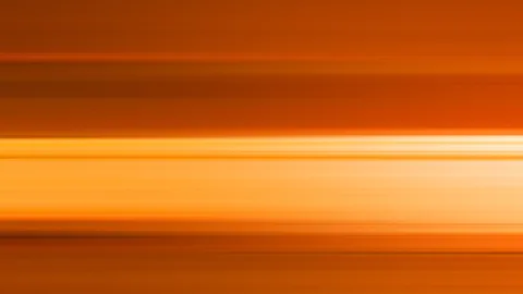 Horizontal verwischte Streifen in Orange- und Gelbtönen, im Zentrum ein helles, cremefarbenes Band.
