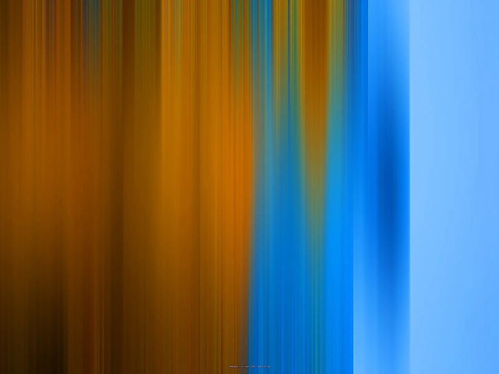 Abstrakte Komposition aus senkrechten, verwischten Streifen: links warmes Orange und Braun, rechts Blau bis hellblau.