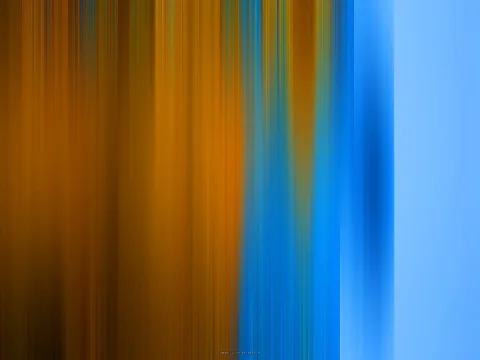 Abstrakte Komposition aus senkrechten, verwischten Streifen: links warmes Orange und Braun, rechts Blau bis hellblau.