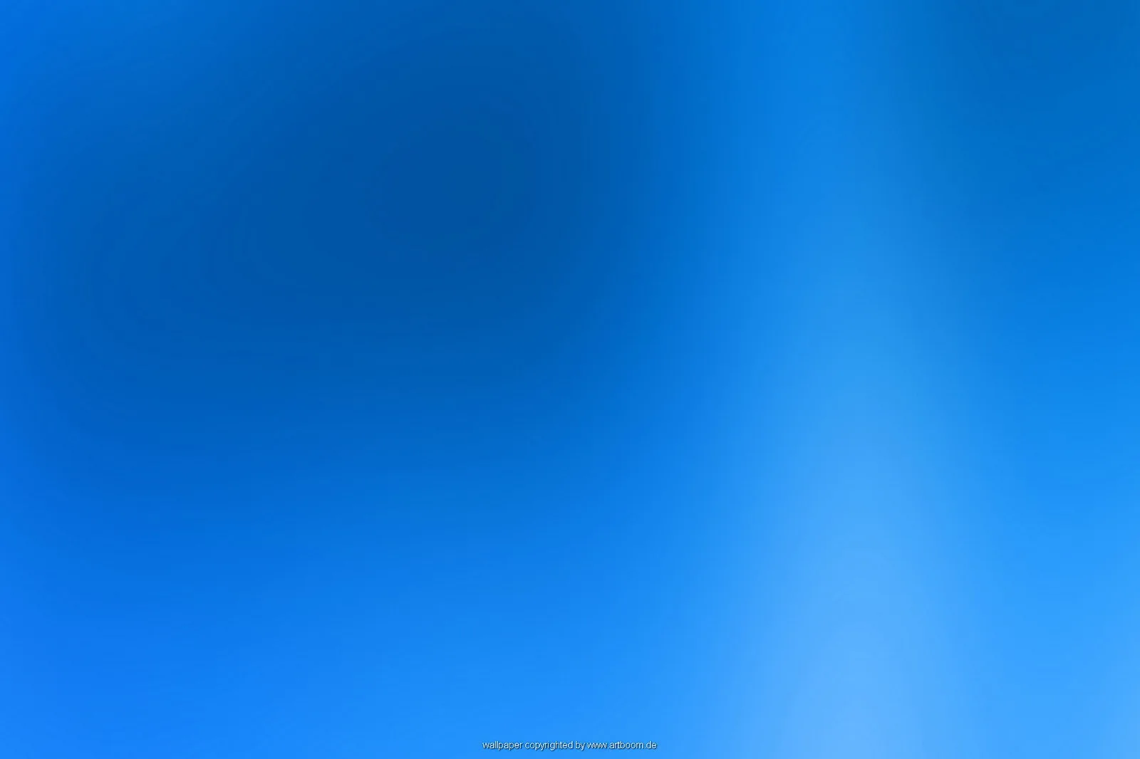 Verschwommener Farbverlauf in Blau, links dunkler mit einer Stelle tiefen Blaus, rechts heller mit einem vertikalen Lichtstreifen.