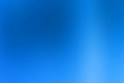 Verschwommener Farbverlauf in Blau, links dunkler mit einer Stelle tiefen Blaus, rechts heller mit einem vertikalen Lichtstreifen.