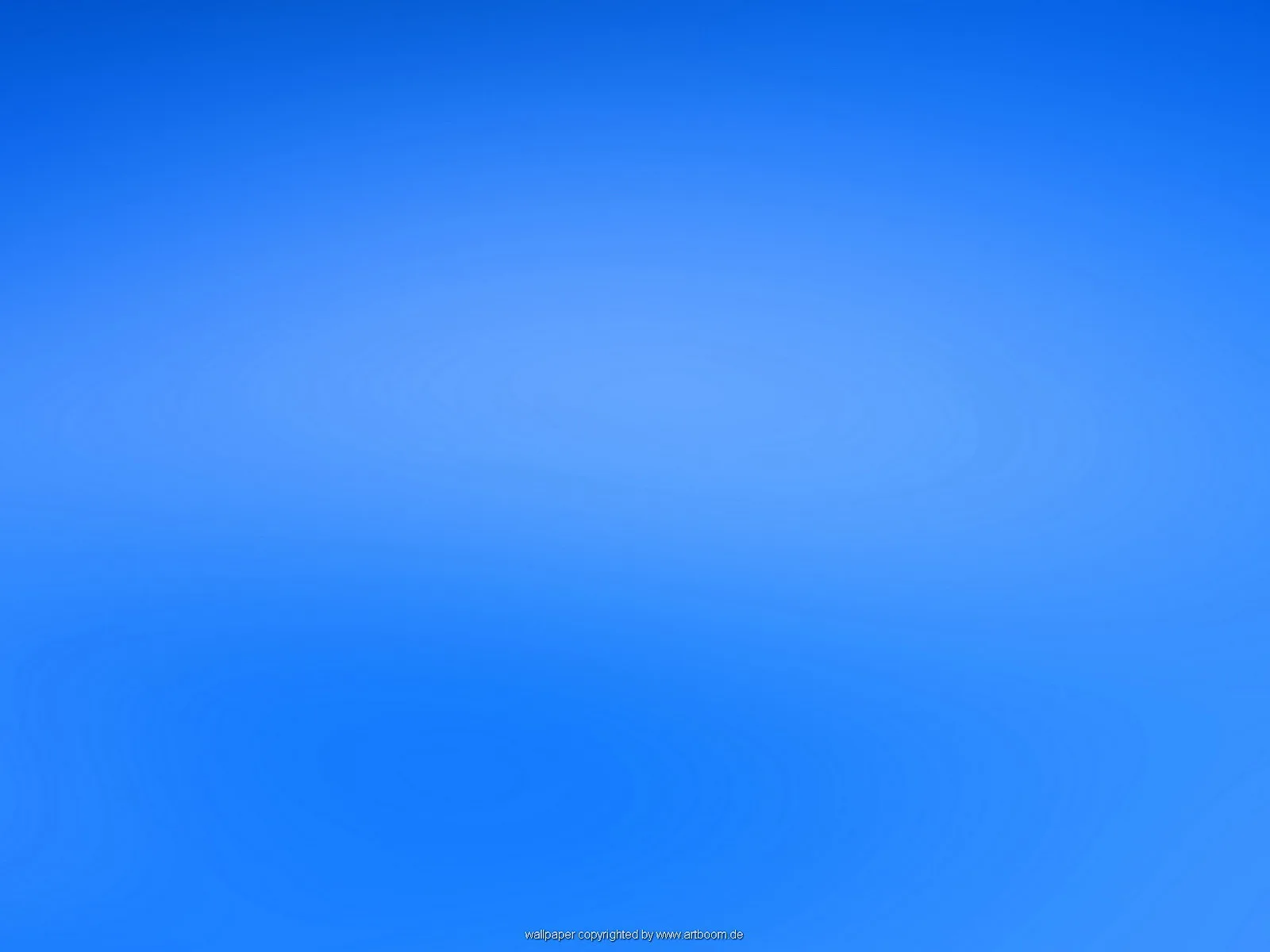 Weicher blauer Farbverlauf, oben dunkler, in der Mitte heller, unten wieder kräftiger Blauton, ohne erkennbare Motive.