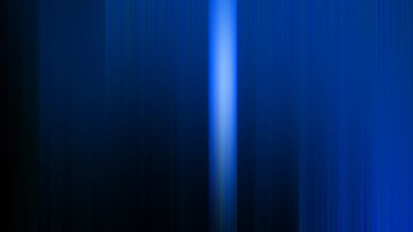Vertikale blaue Lichtlinie in der Bildmitte, die nach links und rechts in einen dunklen, von vertikalen Streifen durchzogenen Hintergrund übergeht.