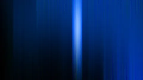 Vertikale blaue Lichtlinie in der Bildmitte, die nach links und rechts in einen dunklen, von vertikalen Streifen durchzogenen Hintergrund übergeht.