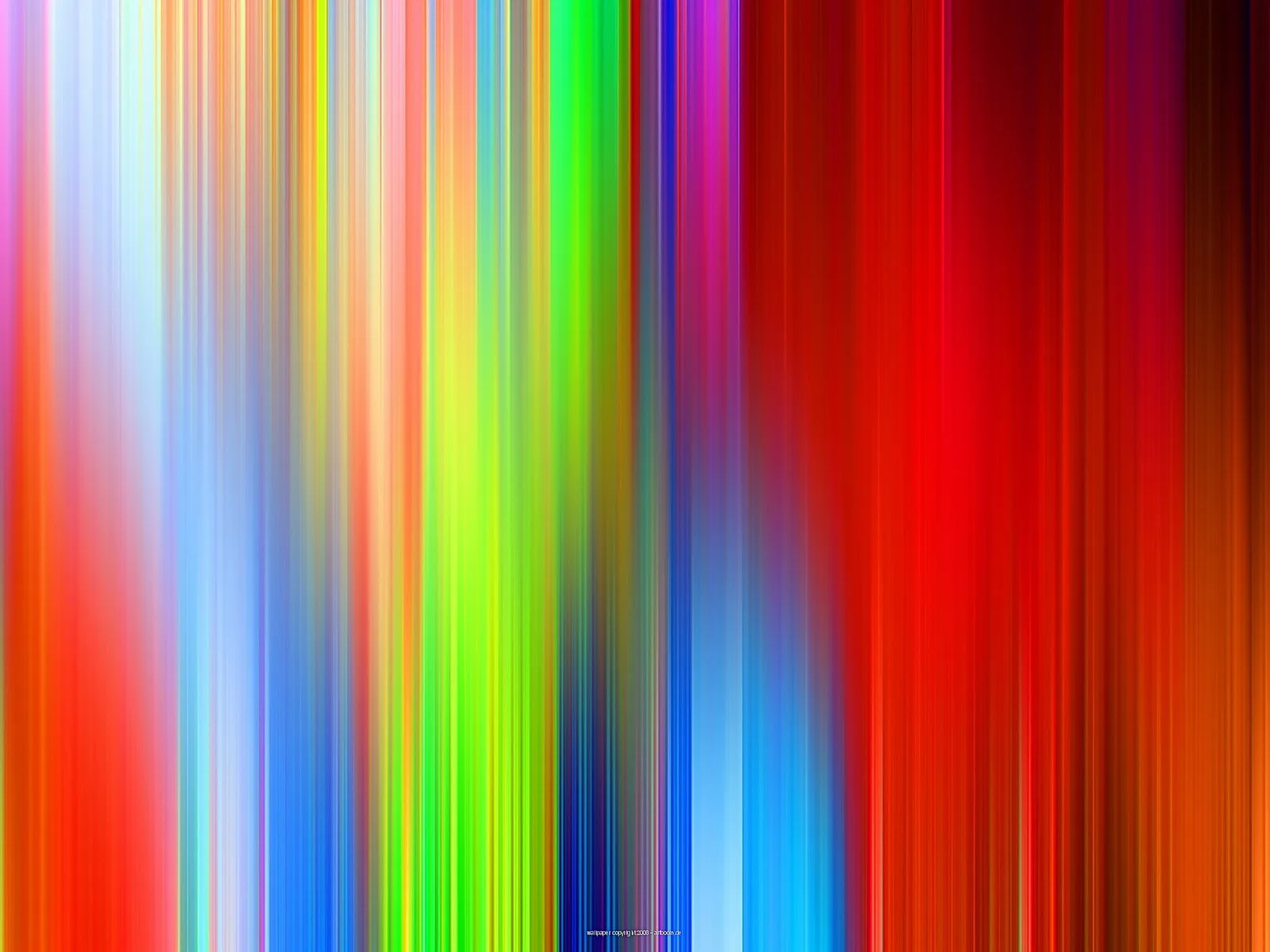 Abstraktes Bild aus senkrechten, verwischten Streifen in Regenbogenfarben, links von Grün und Blau, rechts von Rot dominiert.