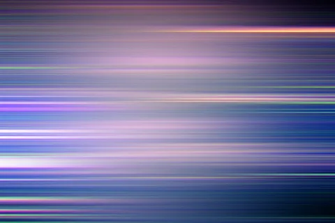 Abstrakte Komposition aus horizontalen, leicht verwischten Lichtstreifen in Violett, Blau und Rosa, die auf dunklem Grund verlaufen, mit hellen Akzenten in Gelb und Grün.