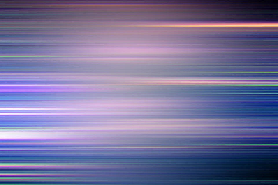 Abstrakte Komposition aus horizontalen, leicht verwischten Lichtstreifen in Violett, Blau und Rosa, die auf dunklem Grund verlaufen, mit hellen Akzenten in Gelb und Grün.
